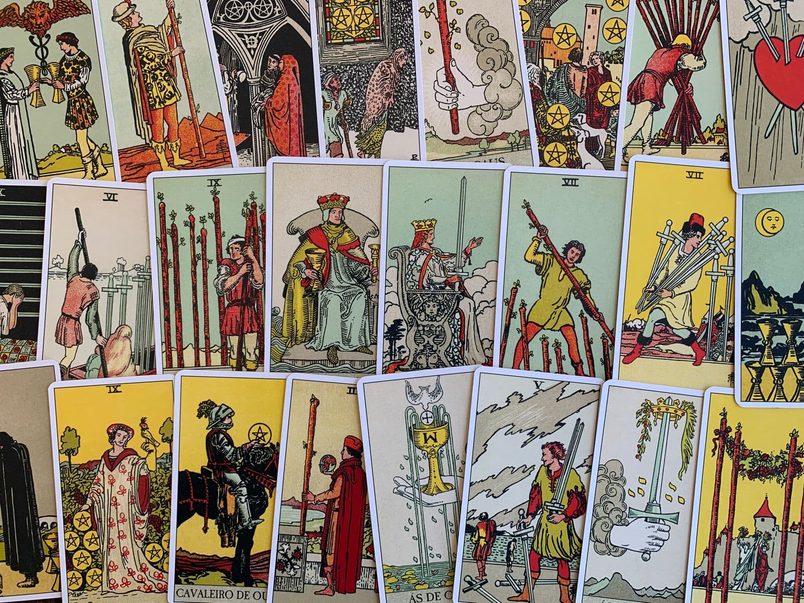 Varias cartas dos Arcanos Menores Tarot Tradicional Marselha abertas em uma mesa