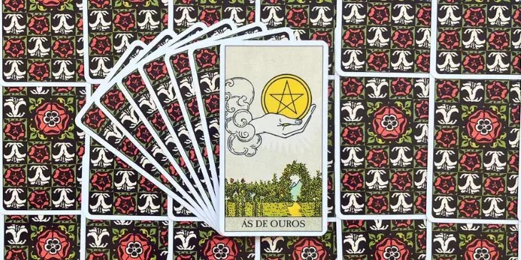 uma grande m�o emerge de uma nuvem, segurando uma moeda de ouro maci�a. Esta moeda est� gravada com um pentagrama, um s�mbolo hist�rico de prote��o, sa�de e equil�brio espiritual que tamb�m se conecta com os elementos terra, ar, fogo, �gua e esp�rito.