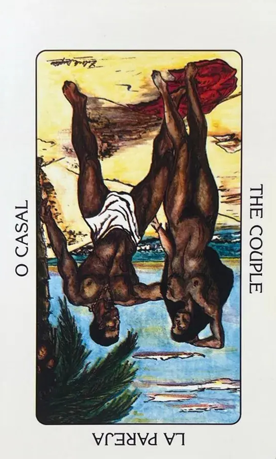 um casal de homem e mulher negros, est�o nus em uma praia com um coqueiro ao fundo, o mar e um lindo c�u azul.