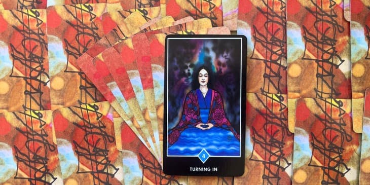 Carta do Tarot Zen osho tem uma mulher meditando em paz em quanto tem uns vultos de rostos atr�s dela.