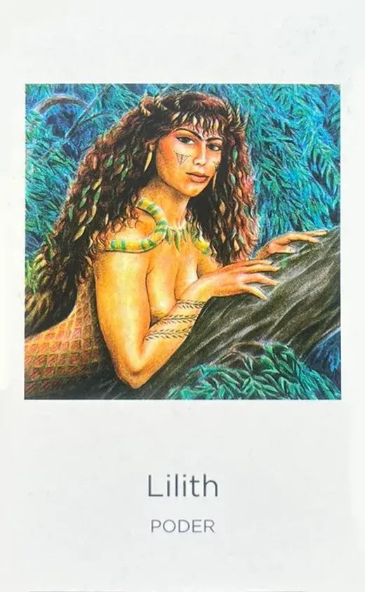 deusa Lilith encostada em um tronco de arvore nua com uma cobra amarela e verde em seu pes�oco
