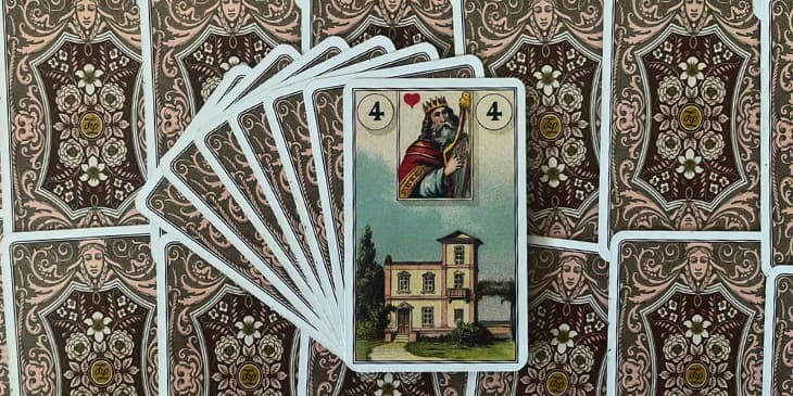 A carta do baralho cigano mostra imagem de uma casa com um jardim e arvores e um caminho que leva ate a porta dessa casa.
