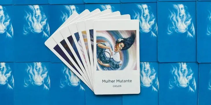 a deusa mutante com seus lindos cabelos pretos e uma pele branca com um vestido azul