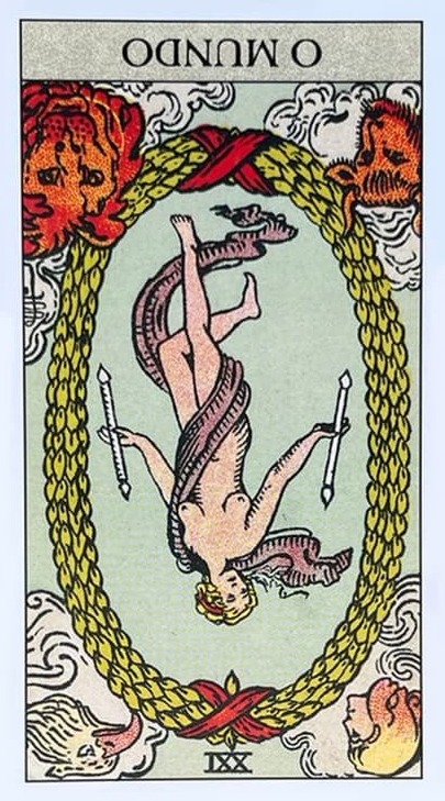 No centro da carta, vemos uma figura dan�ante, que � frequentemente interpretada como uma mulher, embora tamb�m possa ser vista como andr�gina, Esta figura est� envolta por uma faixa ou len�o verde, Ela segura duas varinhas, uma em cada m�o. Nos quatro cantos da carta, est�o representados os quatro evangelistas do Novo Testamento.