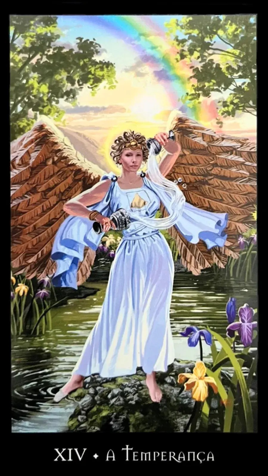Carta do Tarot das bruxas que mostra uma mulher com um par de asas douradas e uma tunica branca, ela esta ao lado de um lago com os pes descal�os e no fundo tem um arco iris e um sol.