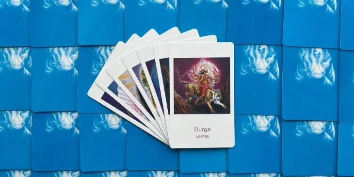 carta do oraculo da deusa durga em cima de outras cartas