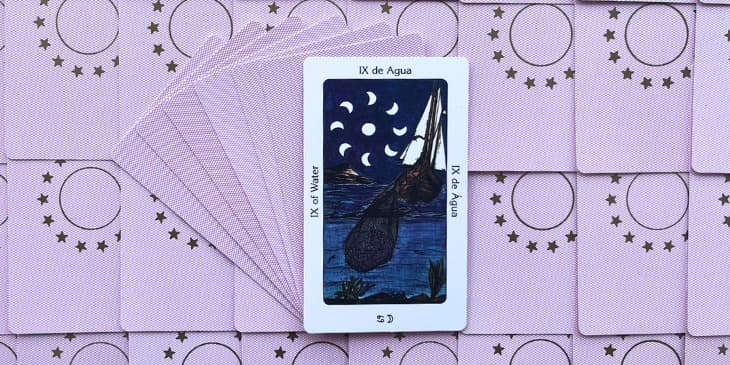 um barco de pescador jogando sua rede no mar para pescar peixes em uma noite estrelada
