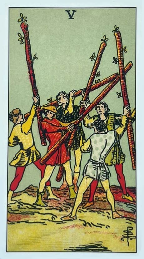 cinco homens cada um com uma cor de roupa diferente segurando um pau de arvore e parecem estar lutando