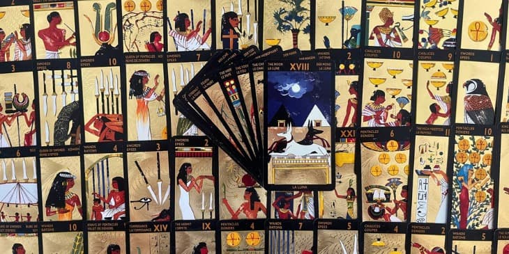 Varias cartas do tarot egipcio com suas figuras lindas voltadas para cima.