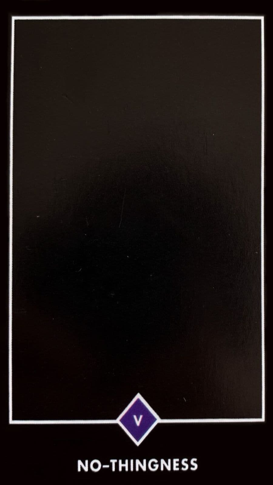 N�o h� elementos decorativos na carta, destacando ainda mais o vazio e a falta de materialidade. Isso � um exemplo incontest�vel da n�o-materialidade, pois n�o h� objetos ou elementos tang�veis que possam ser apreendidos pelos sentidos f�sicos.