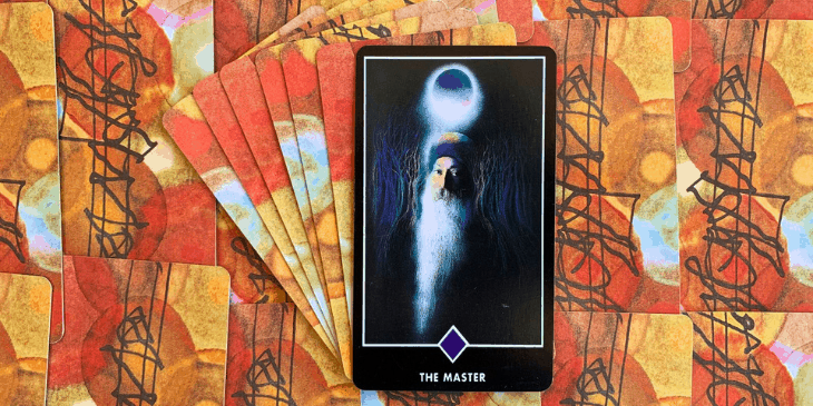 Carta do Tarot zen osho o mestre retrata o proprio Osho com uma lua em cima de sua cabe�a.