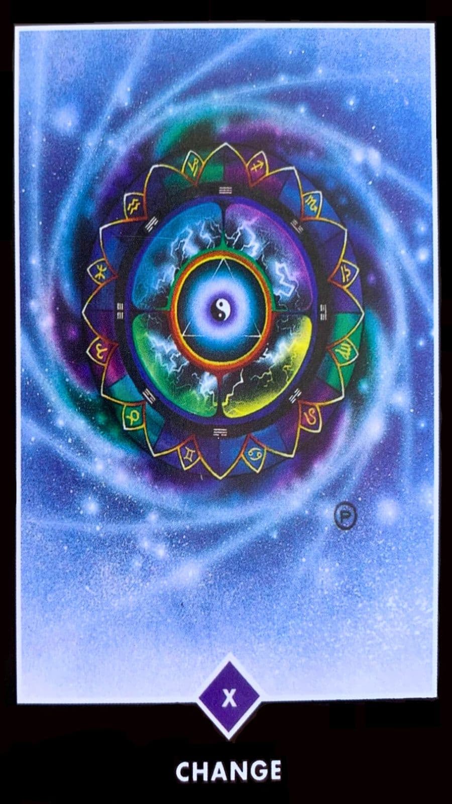 No centro desta carta, encontramos uma roda imensa que simboliza o tempo, o destino e o karma. Gal�xias orbitam ao seu redor, evidenciando a vastid�o do universo e a interconex�o de todas as coisas. Os doze signos do zod�aco tamb�m est�o presentes na circunfer�ncia, representando a influ�ncia dos astros em nossas vidas.