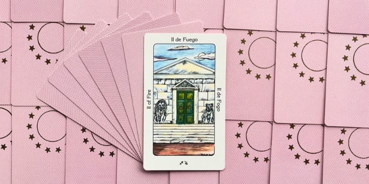 um templo branco protegido por um le�o e uma leoa.