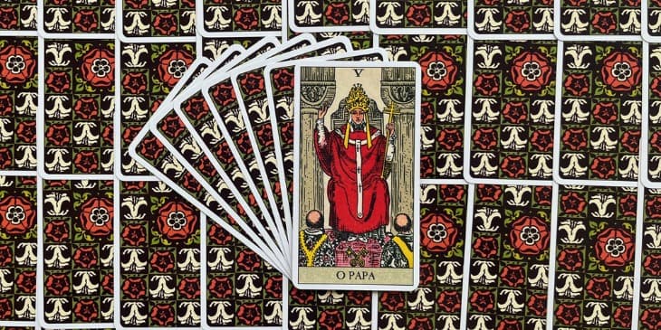 carta do tarot o papa e hierofante sentado em seu trono co seu manto vermelho e sua coroa na cabe�a.