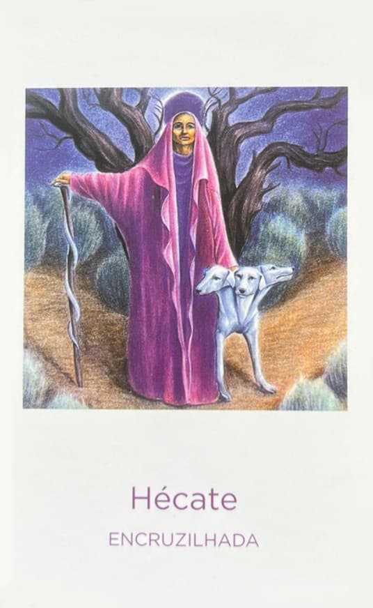 a deusa hecate com um manto roxo, um cachorro branco de 3 cabe�as e um bast�o em formato de cobra na outra m�o.