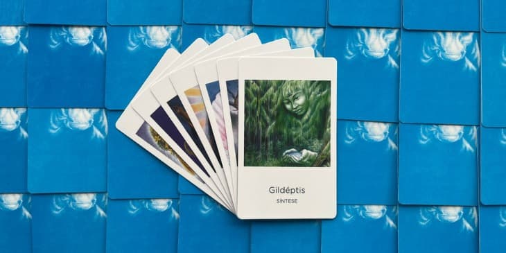 a deusa gildeptis, um rosto verde no meio da floresta com sua m�o segurando agua.