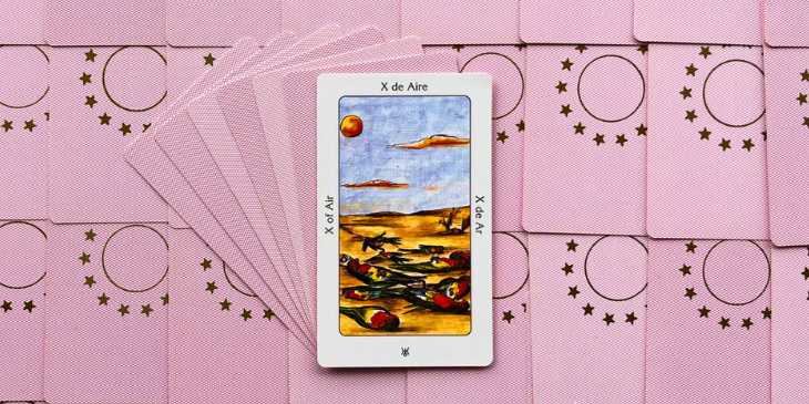 carta do tarot sagrado do orixas dez de ar em uma mesa