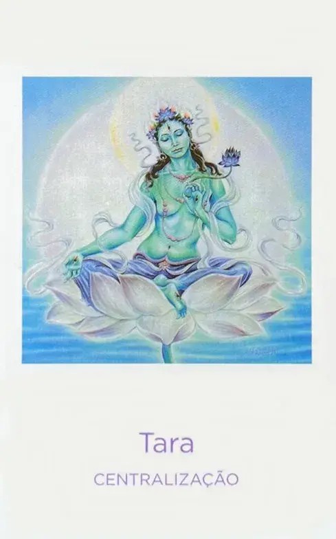 deusa tara sentada em cima de uma flor de lotus branca com os olhos fechados meditando.