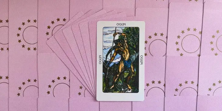 ogum segurando sua espada em uma m�o e uma lan�a na outra preparado para lutar contra um drag�o verde.