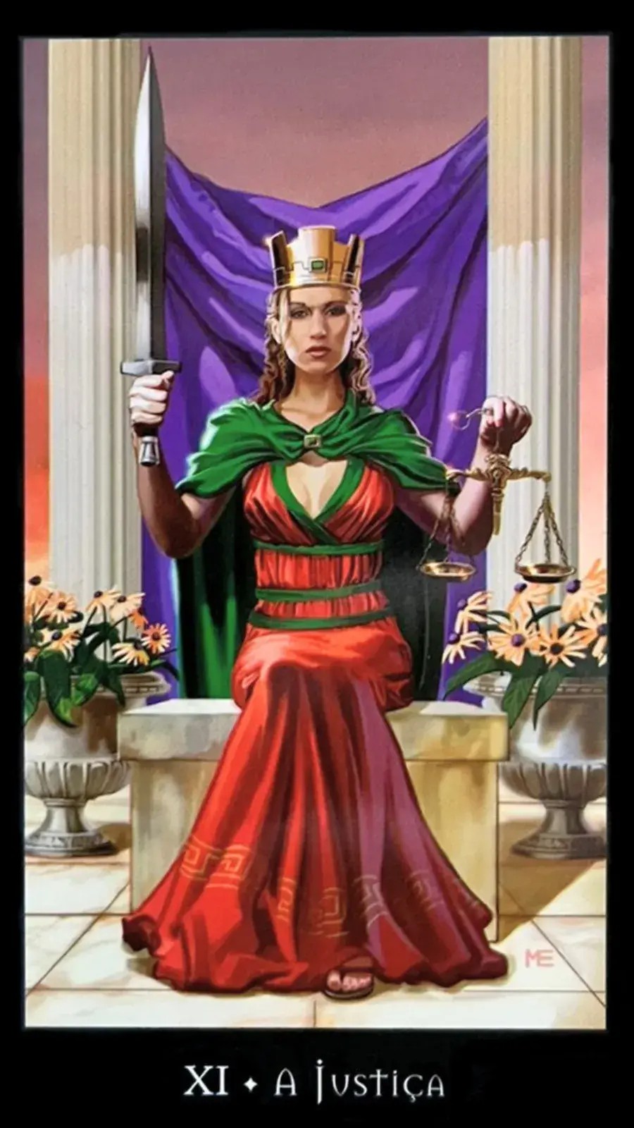 No centro da carta, a deusa grega da justi�a, T�mis, ocupa uma posi��o de poder e autoridade. Ela est� sentada em seu templo, o lugar de julgamento e sabedoria, simbolizando a for�a da verdade e a imparcialidade. Seu olhar direto e pensativo sugere uma mente clara e anal�tica, capaz de avaliar todas as situa��es sem preconceito ou emo��o. A espada de fio duplo que T�mis segura em sua m�o direita � um s�mbolo poderoso da justi�a. Representa a habilidade de tomar decis�es dif�ceis, muitas vezes recorrendo � for�a para manter o equil�brio e a ordem. Esta espada � um lembrete de que a verdade, mesmo quando dolorosa, deve ser a norma para todas as decis�es. Em sua m�o esquerda, T�mis segura uma balan�a equilibrada, um s�mbolo universal de equidade e imparcialidade. Esta imagem refor�a a mensagem da carta de que as a��es t�m consequ�ncias e que todas as escolhas s�o sopesadas de forma justa pelo universo. As esmeraldas em sua coroa e broche s�o pedras que promovem a estabilidade emocional e fomentam a sabedoria. Este � um lembrete de que a justi�a verdadeira vem da sabedoria e do controle emocional, n�o de rea��es impulsivas ou preconceitos. A cortina fixa atr�s de T�mis sugere que os mist�rios do universo est�o ocultos para n�s. Como seres humanos, n�o podemos ver ou entender totalmente as leis c�smicas que regem nossas vidas. No entanto, a Justi�a assegura que essas leis funcionem imparcialmente.