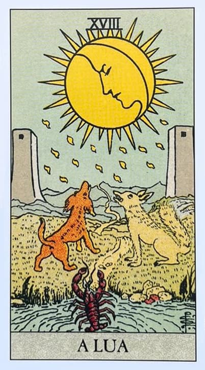 uma lua cheia, com um rosto que contempla a cena abaixo, Abaixo, um caminho serpenteia entre duas torres g�meas, indicando a jornada da vida entre dois extremos, talvez a dualidade entre civiliza��o e natureza, raz�o e instinto, No primeiro plano, encontram-se um c�o e um lobo, uivando para a lua, Entre esses dois animais, um caranguejo emerge de um corpo de �gua.
