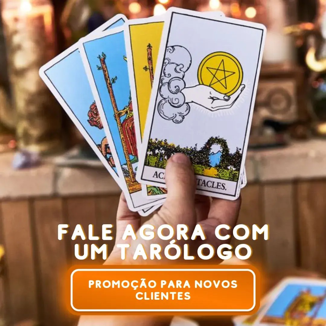 quatro cartas do tarot mitologico na m�o de uma mulher.