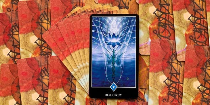 Carta do Tarot zen osho receptividade em uma mesa com outras cartas do tarot