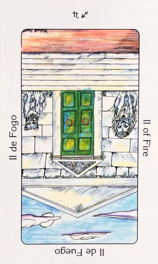 um templo branco protegido por um le�o e uma leoa.