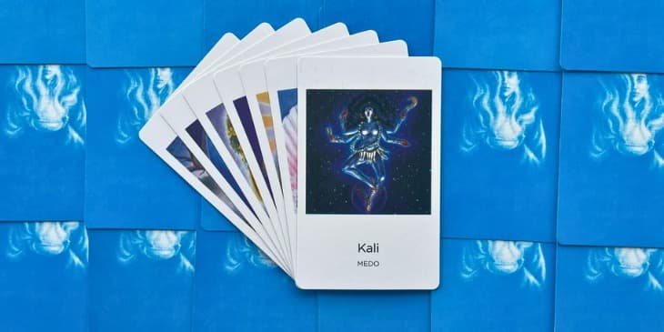 a deusa Kali flutuando no universo com 4 bra�os e nua com uma saia feita de bra�os.
