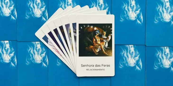 deusa senhora das feras nua com a m�o na cabe�a de uma leoa e a outra m�o na cabe�a de um lobo, um cavalo, um veado e um urso est�o pertos dela tamb�m
