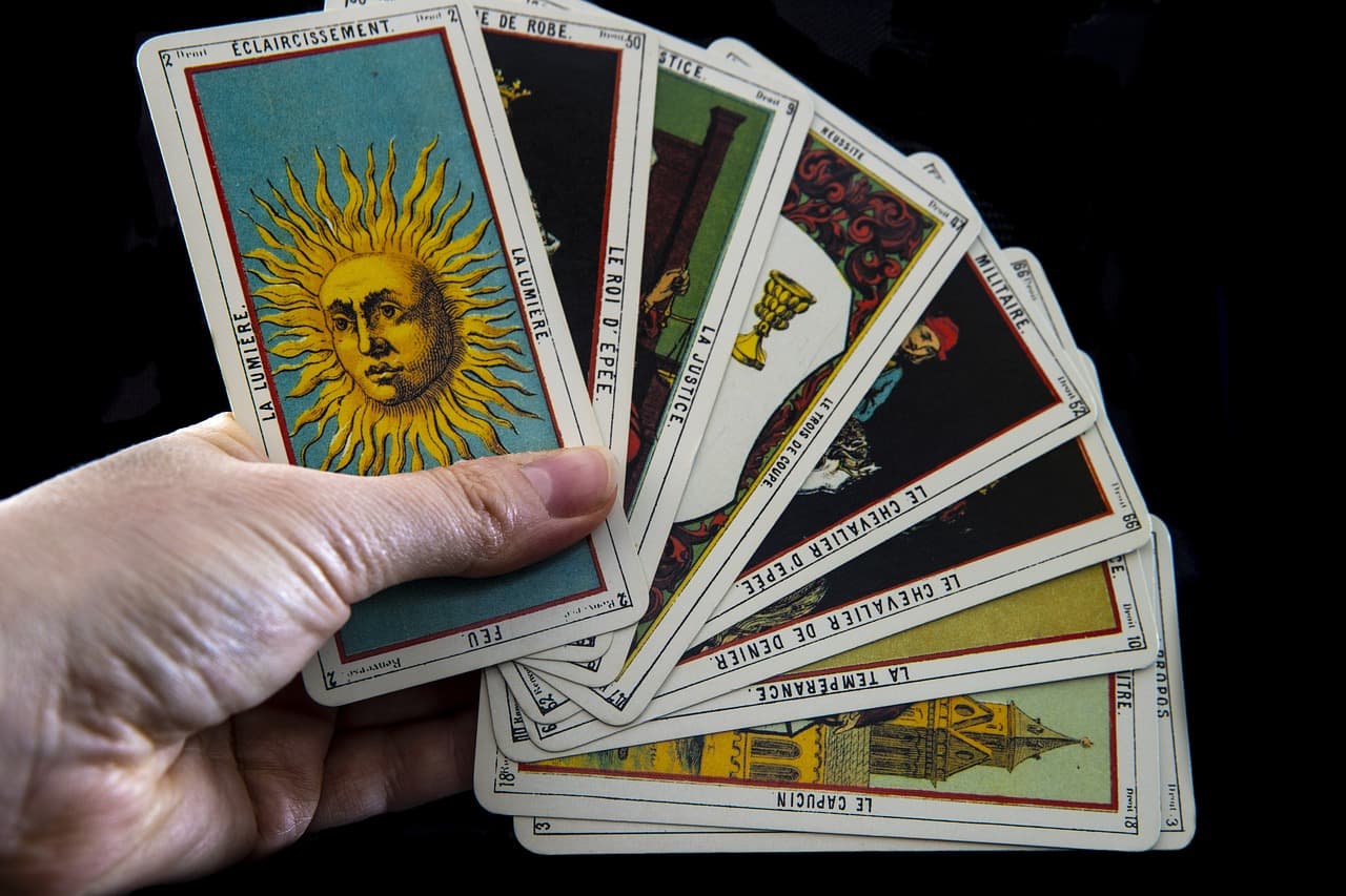 cartas do tarot na m�o de uma pessoa