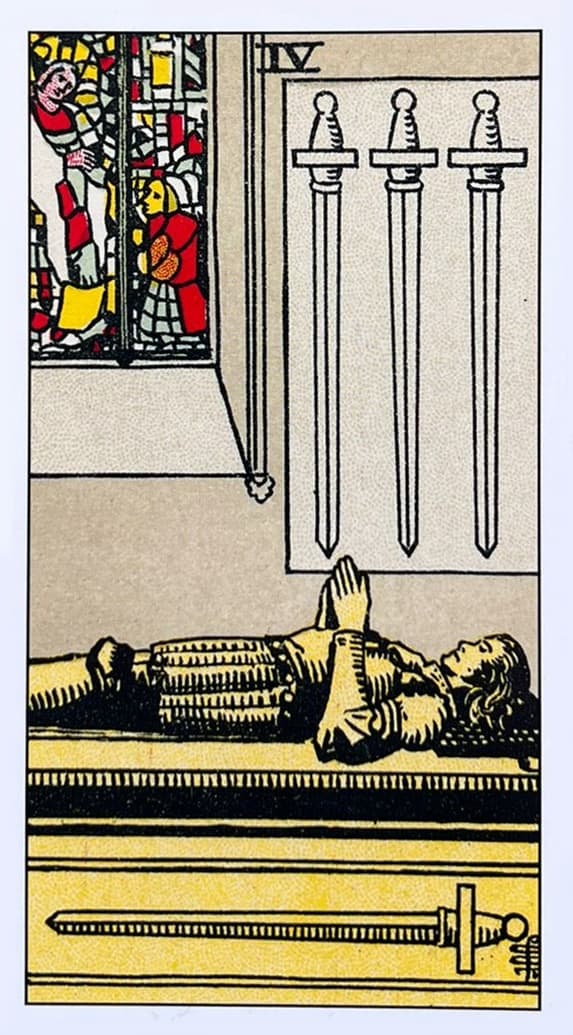 um caix�o, tipicamente dentro de uma igreja ou um ambiente sagrado. A figura est� com as m�os em posi��o de ora��o, e seu rosto � sereno. Acima da figura, tr�s espadas est�o penduradas na parede, enquanto uma quarta espada repousa ao lado do caix�o, todas apontadas para baixo.