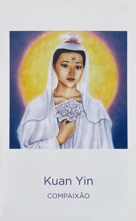 a deusa kuan yin com um vestido e veu branco segurando uma flor de lotos na mao.