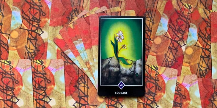 uma pequena flor silvestre que desafia as adversidades das rochas e pedras em seu caminho para emergir em plena luz do dia. Essa flor � envolta por uma aura brilhante de luz dourada, exibindo a majestade de seu pequeno ser