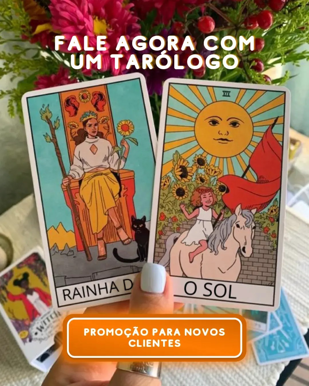 duas carta de tarot o Sol e a Rainha de paus na m�o de uma mulher de unhas brancas.