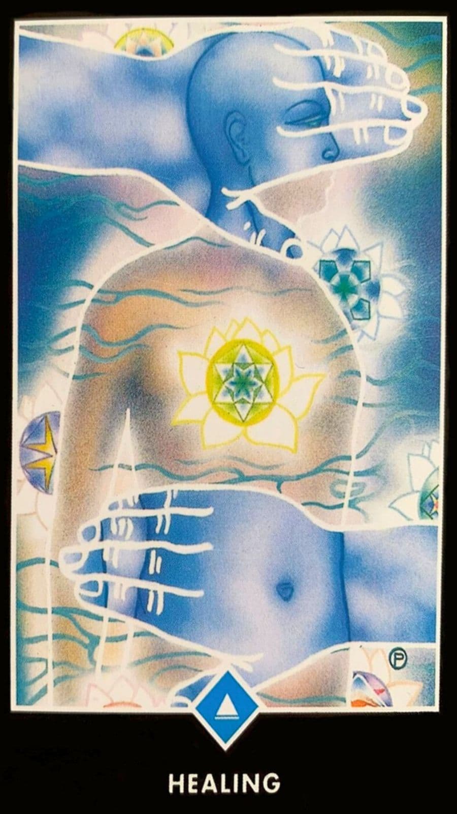A figura retratada est� nua, vulner�vel e receptiva ao toque amoroso da exist�ncia, envolvida por uma aura de luz que dissipa a tens�o e o sofrimento. A imagem dessa carta transmite uma sensa��o de relaxamento, cuidado e amor. M�ltiplos l�tus de luz est�o presentes, representando os corpos f�sico e energ�tico sutil de cada um de n�s. Essas camadas sutis revelam cristais ou padr�es de cura, simbolizando a capacidade de curar a si mesmo e aos outros. As cores predominantes na carta s�o o azul claro e a prata, criando uma imagem de leveza sob um intenso tratamento de cura. Essas tonalidades transmitem uma sensa��o de calma, paz e renova��o. A presen�a do Rei da �gua indica que n�o precisamos mais nos esconder, nem dos outros nem de n�s mesmos. Estar aberto e aceitar quem somos nos permite ser curados e ajudar os outros a alcan�ar a sa�de e a integridade tamb�m.