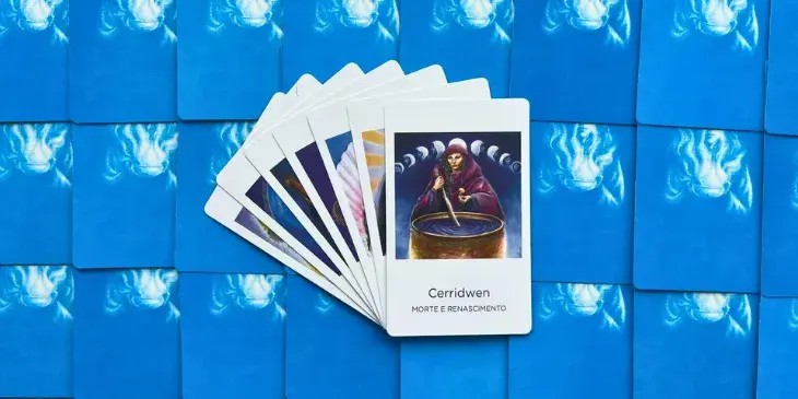 carta do oraculo da deusa carridwen � uma mulher com um caldeirao na sua frente e varias luas atr�s.