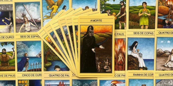 A carta do Diabo retrata um S�tiro, uma criatura metade homem e metade bode,dan�ando � m�sica de uma siringe (flauta de sete tubos) que ele segura em sua m�oesquerda. Com a m�o direita, ele segura duas correntes, cada uma presa a um colar aoredor do pesco�o de uma figura humana nua. As figuras - um homem e uma mulher - t�mpequenos chifres como aqueles do S�tiro. Apesar de suas m�os e pernas estarem livrespara dan�ar, eles est�o presos �s suas correntes de medo e de fascina��o pela m�sica.Ao redor, aparecem as paredes escuras da caverna