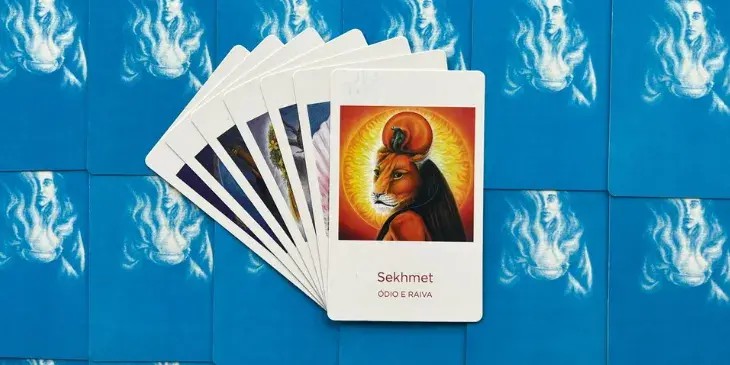 deusa sekhmet com rosto de um le�o e uma serpente na cabe�a com um sol bem grande atr�s