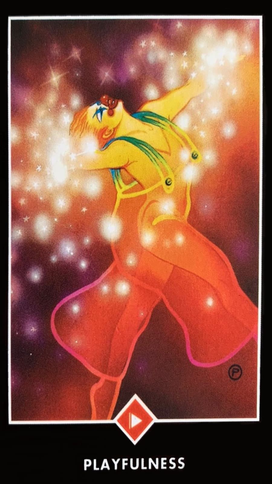 A figura feminina na carta, em plena celebra��o da vida, � uma met�fora para a metamorfose e o renascimento, semelhante � borboleta que se liberta da cris�lida. Este s�mbolo � um convite � transforma��o pessoal, � aceita��o do fluxo cont�nuo da vida e a vivenci�-lo com prazer e leveza. Assim como a borboleta, somos convidados a emergir para uma nova etapa da vida, deixando para tr�s velhos padr�es e paradigmas, acolhendo com entusiasmo as novas possibilidades. A carta tamb�m faz refer�ncia � nossa inf�ncia, uma �poca de nossa vida em que t�nhamos um olhar mais l�dico e menos preocupado com as dificuldades e desafios da vida. A men��o a constru��o de castelos na areia, sem preocupa��o com as ondas que poderiam vir a desmanch�-los, enfatiza a import�ncia de viver o momento, sem ansiedade pelo futuro ou rancor pelo passado. Trata-se de uma celebra��o da imperman�ncia e das constantes mudan�as que a vida apresenta. A figura da mulher vestida de palha�o refor�a a ideia de que a vida n�o deve ser sempre levada t�o a s�rio, sugerindo que o riso e o humor s�o curativos e transformadores. Seu traje leve e transparente reflete a vulnerabilidade, autenticidade e honestidade, qualidades necess�rias para vivenciar a vida de uma maneira mais completa e verdadeira.