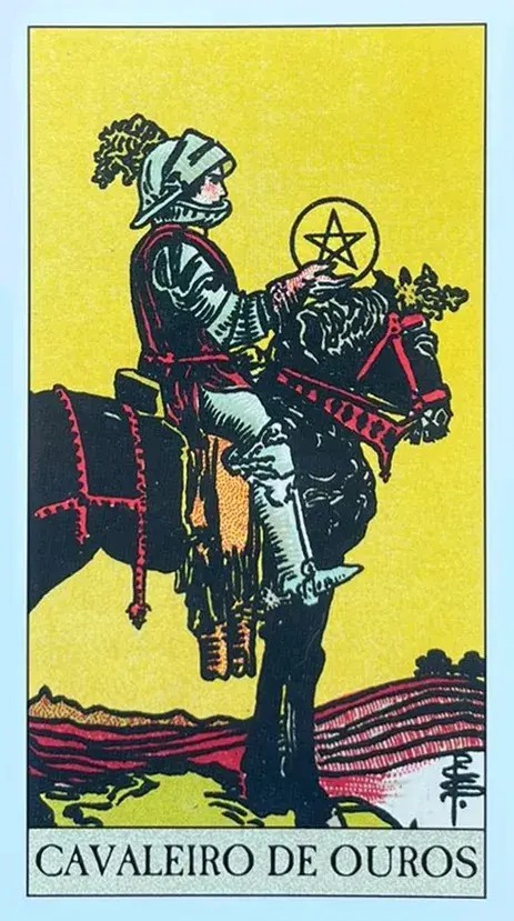 um cavaleiro medieval em cima de um cavalo preto segurando uma moeda de ouro.