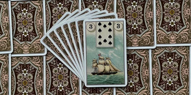 Carta do baralho cigano que mostra a imagem de um navio antigo em um oceano