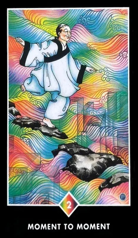 Uma mulher dan�ando e se equilibrando com um vestido asi�tico branco e preto.