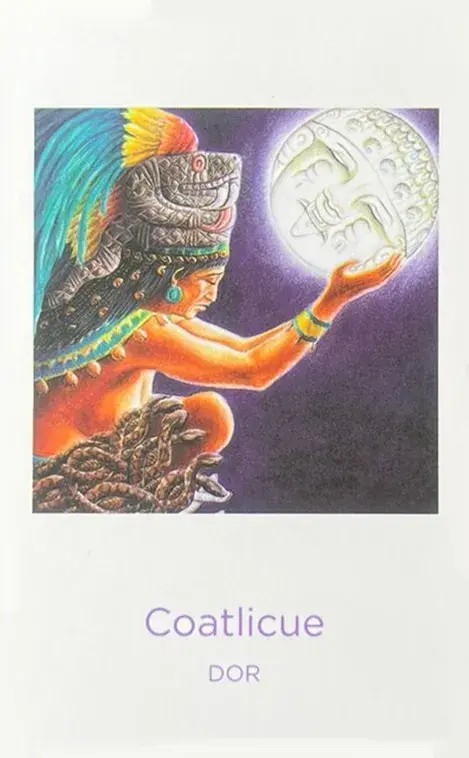 a imagem da deusa coatlicue segurando uma lua cheia em suas m�os.
