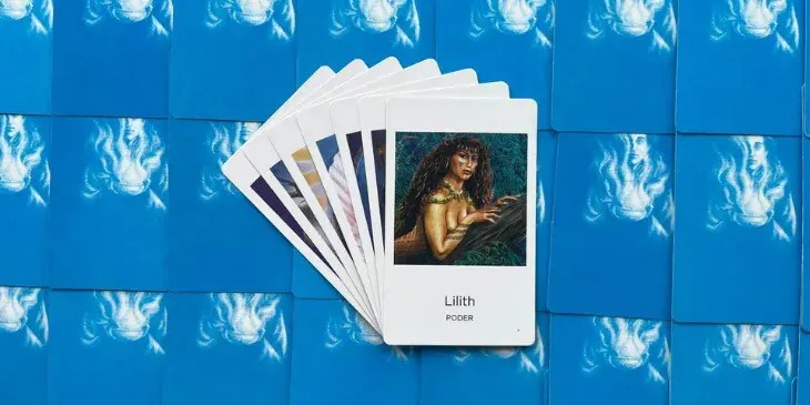 deusa Lilith encostada em um tronco de arvore nua com uma cobra amarela e verde em seu pes�oco