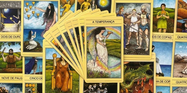 A carta da Temperan�a retrata uma linda e jovem mulher de cabelos pretos, trajandot�nicas com as cores do arco-�ris, e asas com cores de v�rias tonalidades. Ela est� comum dos p�s dentro de um rio, l�mpido e o outro sobre a terra seca. Ao longo das margensdo rio crescem l�rios vermelhos. Atr�s dela, um arco-�ris estende-se pelo c�u. Em suasm�os ela segura dois c�lices, um de ouro e outro de prata, e despeja �gua de um para ooutro.