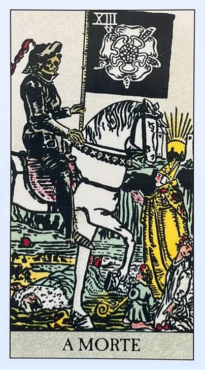 a Morte em si, personificada como um esqueleto montado em um cavalo branco. O esqueleto segura uma bandeira preta, decorada com uma flor de cinco p�talas branca, simbolizando pureza. O cavaleiro avan�a, implac�vel, sobre reis e plebeus, cl�rigos e soldados, sem distin��o.