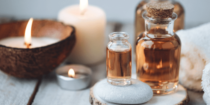 aromatizador em cima de uma mesa com velas