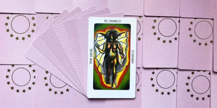Uma criatura feia e estralha com assas, chifres , seios femininos com a m�o direita para cima, essa figura � o diabo