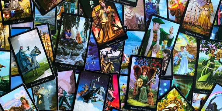 Varias cartas do Tarot das bruxas abertas e espalhadas em uma mesa